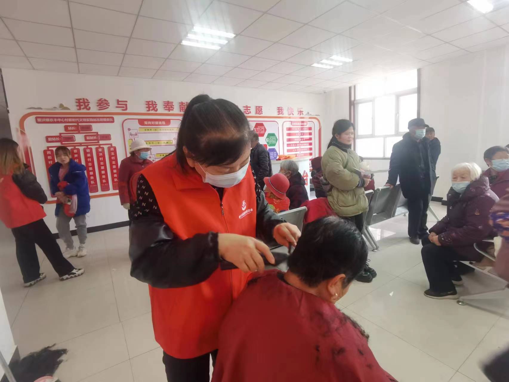 亲情陪伴活动—爱在身边“义剪”活动