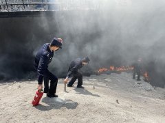 学校旁工地起火 长航公安民警奋力扑救