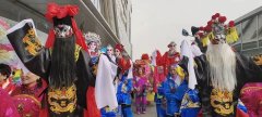 灵武市城区街道镇河塔社区“乐龄陪伴”艺术队耍社火闹新春