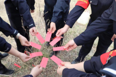 爱心栽下幸福树 绿水青山照后人—