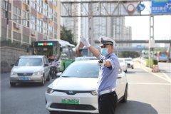 青岛市北交警开启高考“护航模式”