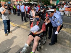 暖心护考瞬间，青岛市南交警开启“无障碍”送考模式