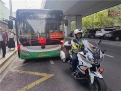青岛市北交警护航高考学子“赶考路”