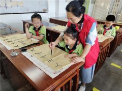 青岛莱西水集街道开展送书法进校园活动
