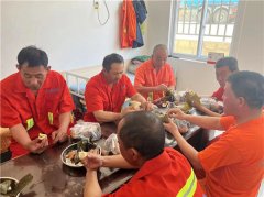 青岛市北市政二公司:小小端午粽，浓浓关怀情
