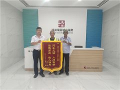 醉酒老人不慎落水 胶州保洁大叔奋力营救