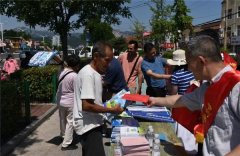  青岛崂山区自然资源局组织开展全国“土地日” 宣传活动 ，送法下乡深入集市