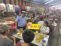 青岛市北交警围着啤酒屋、烧烤摊“零距离”宣传拒绝酒驾