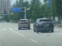 青岛黄岛公安迅速查处！两辆轿车连续多次变道，相互恶意“斗车”