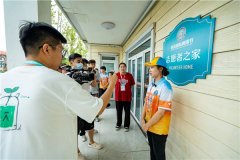 青岛西海岸新区金沙滩啤酒城志愿者书写夏日精彩