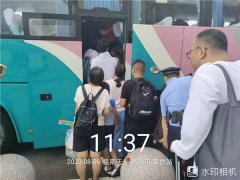 青岛莱西：交通发展公司紧急转运莱西动车站临时停运滞留84名旅客