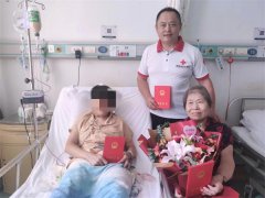 火热的八月青岛八旬退役老军医，生日当天一家三口签约登记捐献遗体器官，大爱无言续永恒