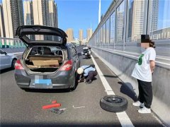 青岛市北交警及时救助抛锚车辆消除安全隐患