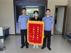 因宠物打架起纠纷 胶州民警耐心化解获锦旗
