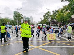 开学首日逢雨天 黄岛交警“护学”忙
