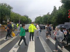 秋季开学首日，青岛崂山交警来护航