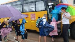 青岛莱西230部校车安全运行雨中迎开学