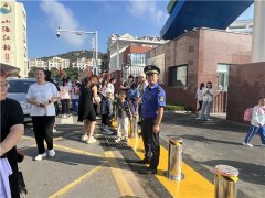 青岛崂山区综合行政执法局开展校园周边环境整治行动