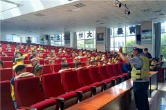 青岛黄岛交警讲好“开学第一课”点亮交通安全开学季