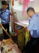 半夜床上闯进“不速之客” 胶州民警“徒手抓蛇”解民忧