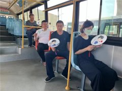 城阳巴士374路驾驶员不简单，自绘团扇为乘客提供个性化服务