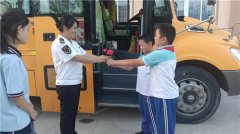 青岛莱西：乘车学生为校车照管员送鲜花