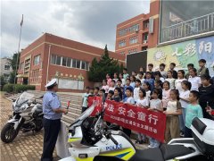 青岛市北交警进校园 为学生撑起“安全伞”