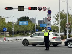 中秋遇上国庆,黄岛交警用“坚守”向祖国献礼!