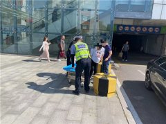 青岛市北交警紧急护送孕妇就医