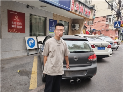 外地游客买来改装二手车来青旅游，被青岛市北交警处罚并立即整改