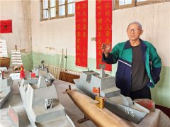 胶州胶东街道三关庙村79岁村民张吉伦五个月手工打造四件古建筑模型，为祖国“庆生”