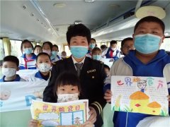 青岛莱西：交运校车照管员在车厢开展粮食日主题教育