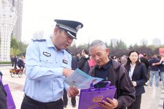 济宁市高新区公安分局组织治安大队、特巡警大队、洸河派出所在新世纪广场开展反诈宣传活动