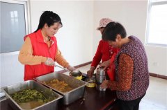 【新时代文明实践在行动】 温馨助老大食堂 文明家庭新风尚