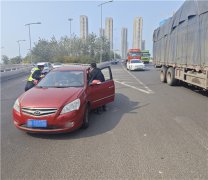 文明交通 你我共创 小轿车立交桥抛锚 青岛市北交警推车助其脱困