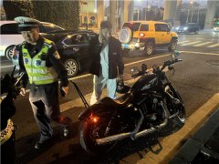 零容忍！青岛市北交警晚高峰查处“炸街车”一起
