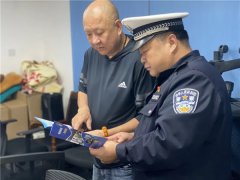 青岛市北交警进企业敲响冬季交通安全警钟