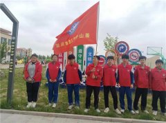 青岛莱西姜山镇全环境立德树人 中学生开展道路垃圾清理