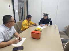 文明交通 你我同行 ——市南交警开启冬季行动交通安全精准宣传