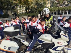 青岛市北交警掀起第十二个“全国交通安全日” 宣传热潮