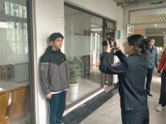 在校就能办身份证！胶州民警走进校园为学子办理身份证