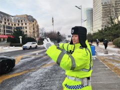 青岛市南交警大队闻“雪”而动，浴“雪”奋战，确保车辆及行人安全通行
