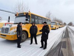 青岛莱西：校车勘察雪后路况 护航孩子上学路