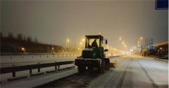 青岛市崂山区环卫园林总公司“以雪为令”全力清雪除冰保安全