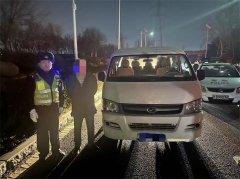 接送工人上下班，超员上路被城阳交警查处