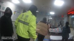 青岛城阳交警争分夺秒将受伤男童送医