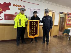 市北交警护考暖民心 锦旗表谢意