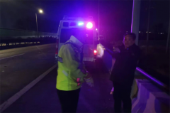 冬夜里的温暖守护：城阳交警热心救助迷路老人