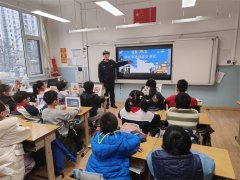 青岛市北交警警车进校园  学生“零距离”体验车辆盲区