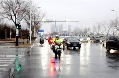 风雨来 交警在  黄岛交警雨中坚守保畅通
